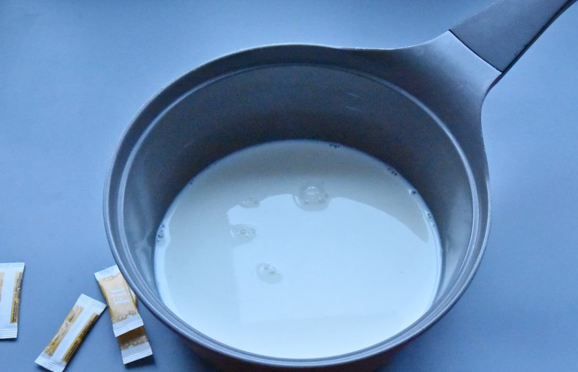 1. Этап. Сгущенное молоко по Дюкану: Перелейте молоко в ковшик и добавьте сахарозаменитель по вкусу. Можно использовать ароматизированный сахзам. Поставьте ковшик с молоком на средний огонь и доведите до кипения.