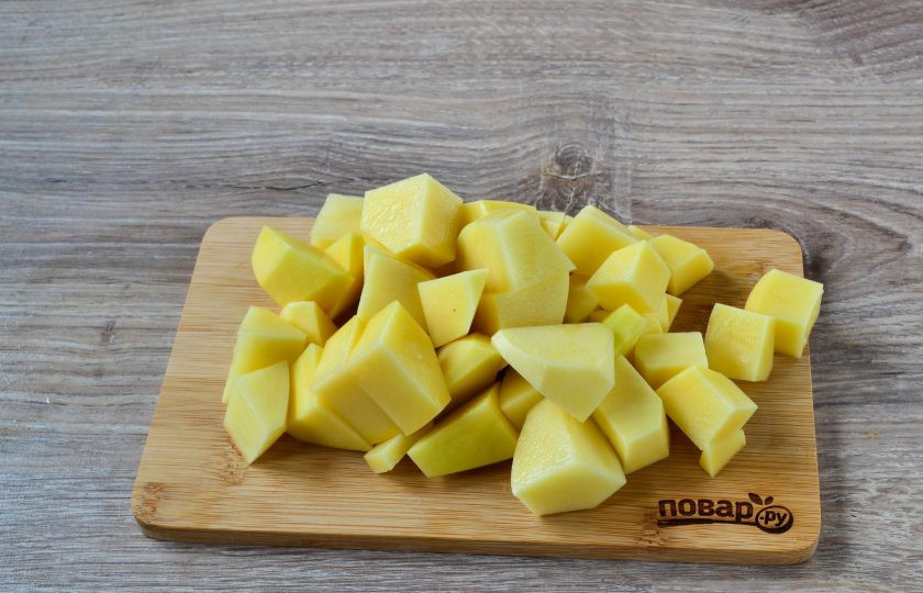 1. Этап. Жаркое из гуся: 4.Тем временем картофель порежьте на небольшие кусочки или дольками, как вам больше нравится.