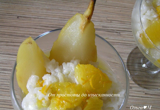 1. Этап. Рисовый пудинг с грушей: полейте апельсиновым соусом, посыпьте кедровыми орешками.