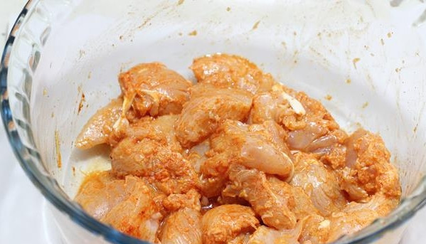 1. Этап. Курица по-китайски с лимоном: 2. Аккуратно все перемешайте и оставьте на 1-1.5 часа мариноваться.