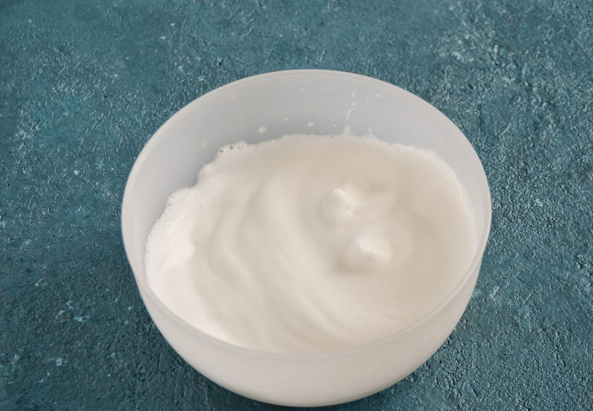 1. Этап. Безе из аквафабы: Когда аквафаба увеличится в два раза, начните всыпать понемногу сахарную пудру и крахмал.