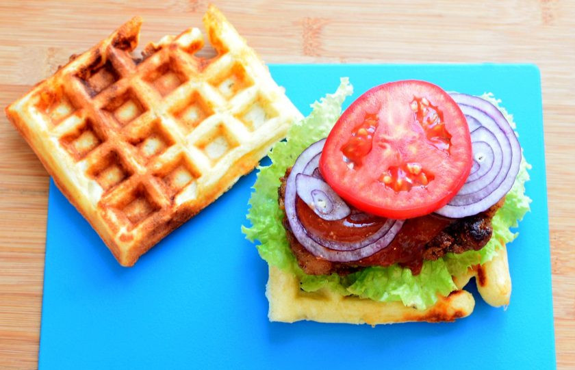 1. Этап. Бургер с острой курицей в вафлях: В идеале сразу же в горячие вафли кладут куриные бургеры, листья салата, овощи и соус.