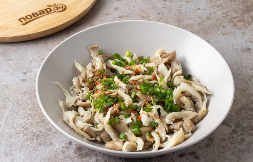 1. Этап. Корейский салат с грибами: Мелко порубите зеленую часть лука. Соедините зелень, заправку и вишенки. Все перемешайте.