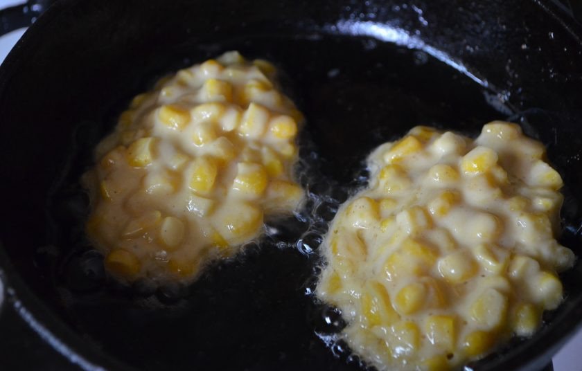 1. Этап. Кукурузные оладьи Тириона: 8. В сковороде разогрейте до кипения растительное масло, столовой ложкой набирайте кукурузную массу и выкладывайте её в жир. Жарьте по несколько минут с каждой стороны.