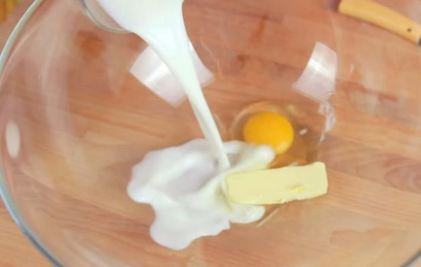 1. Этап. Панкейки с беконом: 1. Для начала приготовьте тесто. Для этого размягченное сливочное масло смешайте с яйцом и кефиром, хорошо перемешайте миксером.