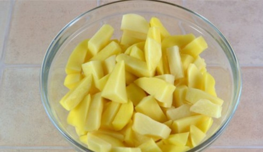 1. Этап. Курица с картошкой в сметане: 1. Картофель очистите от шкурки и порежьте на кусочки среднего размера.