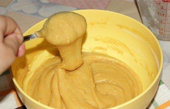 1. Этап. Торт Арлекин: 6. Тесто должно иметь довольно жидкую консистенцию. Теперь его необходимо отправить в холодильник минимум на 10-12 часов (лучше всего на ночь). Затем достать и оставить при комнатной температуре еще на 3-4 часа.