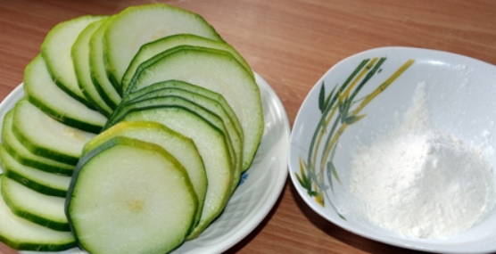 1. Этап. Жареные кабачки в кляре с сыром: Кабачки промываем и тонко нарезаем.