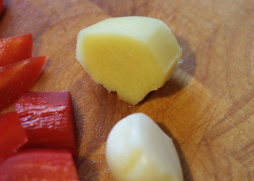 1. Этап. Курица в кисло-сладком соусе с рисом: Зубчик чеснока порубите мелко, имбирь почистите и натрите на терке мелко.