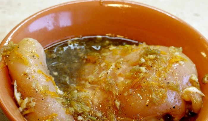 1. Этап. Куриная грудка с апельсинами: Грудку замаринуйте в полученной смеси и оставьте на час (если есть время - можно и подольше, так только вкуснее получится).