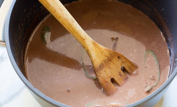 1. Этап. Горячий шоколад с острым перчиком: 3. Отправляю кастрюлю на слабый огонь и варю до полного растворения шоколада, непрерывно помешиваю.