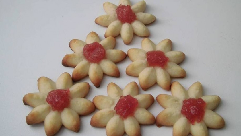 1. Этап. Курабье бакинское: Уложите в серединку каждого изделия немного джема и запекайте печенья в течение 10 минут. Приятного чаепития!