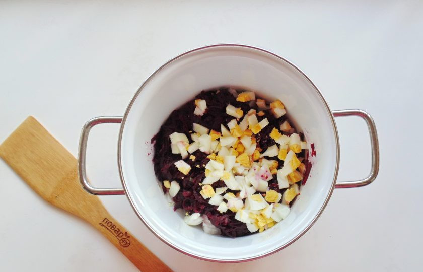 1. Этап. Холодный латышский суп: Яйца сварите вкрутую, охладите и очистите. Мелко нарежьте и выложите в кастрюлю к остальным ингредиентам.