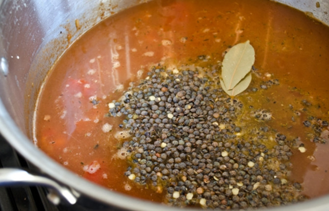 1. Этап. Мясной суп-пюре: Влейте бульон и добавьте чечевицу и лавровый лист.