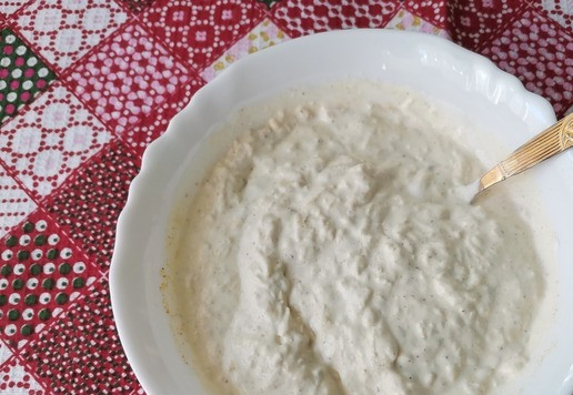 1. Этап. Салат Царица Савская: Всыпать соль и перемешать.