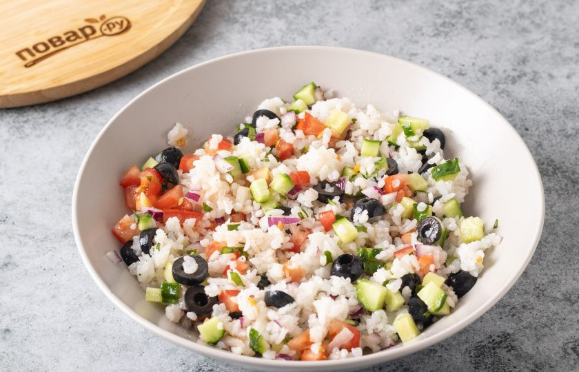 1. Этап. Итальянский салат с рисом и маслинами: Заправьте салат оливковым маслом и белым винным уксусом, перемешайте.