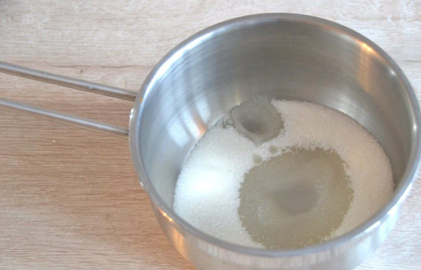 1. Этап. Торт Груши в карамели: Для приготовления карамели в ковш с толстым дном всыпьте 100 грамм сахара, добавьте 2 ст. ложки воды, нагревайте на среднем огне до появления характерного карамельного цвета. В процессе варки карамели ее мешать нельзя, можно только слегка покачивать ковш из стороны в сторону, иначе вместо карамели получится кусок сахара.