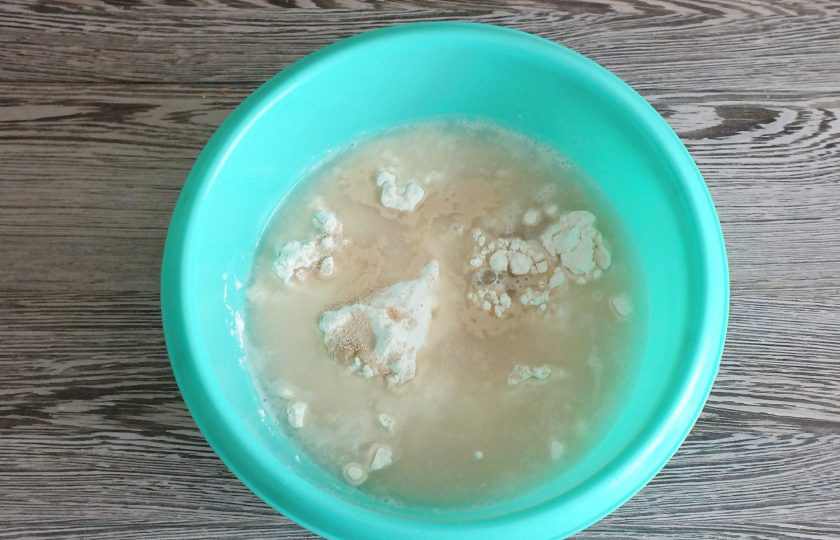 1. Этап. Солёные пончики: В чаше смешайте муку, теплую воду, соль, сахар, дрожжи.