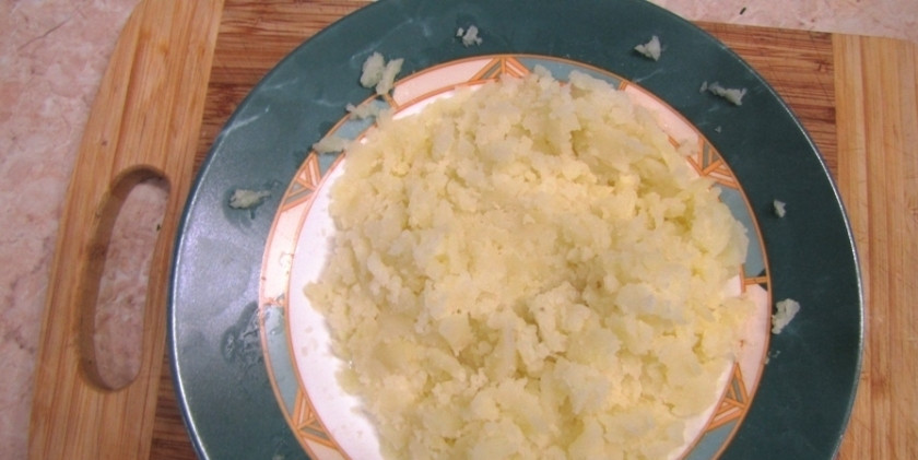 1. Этап. Уха из головы сазана: Затем мы достаем из бульона все овощи. Все кроме картофеля нам уже не понадобиться. Картофель мы вилкой растираем в пюре и снова добавляем в бульон.