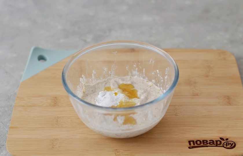 1. Этап. Оладьи из гречки и овсянки: Добавьте разрыхлитель и сироп топинамбура. Перемешайте.