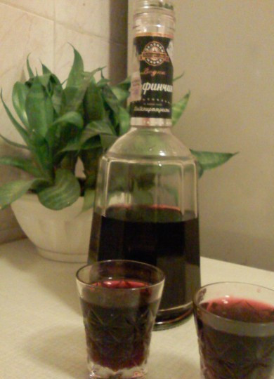 1. Этап. Наливка из рябины: 4. Такую наливочку можно пригубить не только за обеденным или праздничным столом, но и даже добавить в чай!