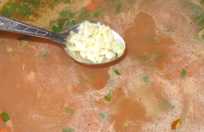 1. Этап. Суп Харчо постный: В самом конце добавьте измельчённый чеснок, перец и соль.