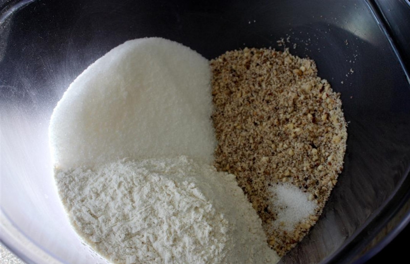 1. Этап. Линцский торт: 1. Начинаем делать тесто. Смешиваем все сухие компоненты - сахар, орехи, муку. Можно добавить щепотку соли