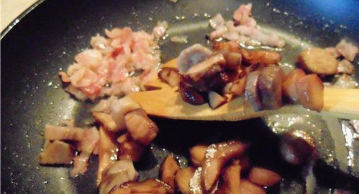 1. Этап. Таглиателли: Затем добавьте слайсами нарезанные грибы. Обжарьте ингредиенты до золотистого цвета.