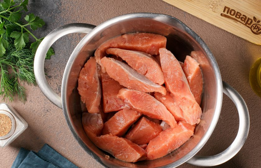 1. Этап. Горбуша соленая: Затем разрежьте каждый стейк по хребту, и удалите у готовых кусочков все косточки. Переложите в любую глубокую ёмкость.