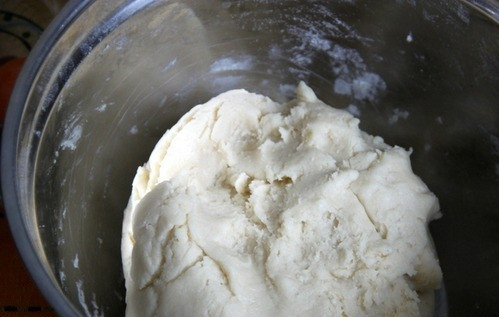 1. Этап. Пирожки с яблоком: Заместите тесто. Оно должно быть гладким и эластичным, а также простым в работе. Благодаря растительному маслу тесто не будет прилипать к рукам.