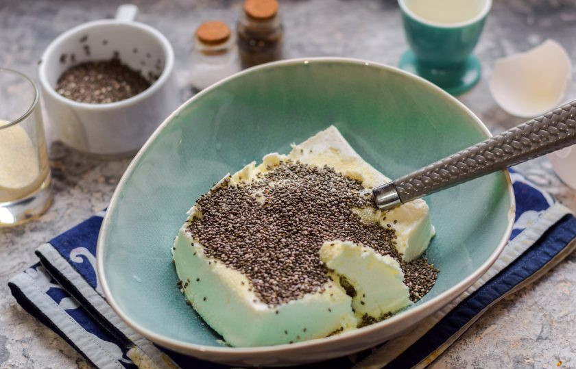 1. Этап. Творожная запеканка с семенами чиа: Всыпьте в творог семена чиа.