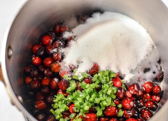 1. Этап. Индейка с клюквенным соусом: 6. Пока запекается индейка, можно заняться соусом. Выложите в сотейник вымытую ягоду, добавьте сахар, немного воды, по вкусу можно влить сок лимона. Для пикантности можно добавить немного острого перца.