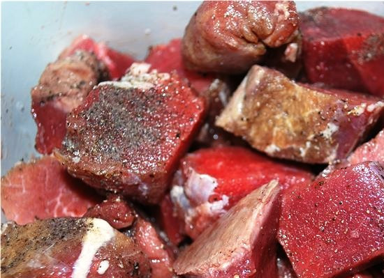 1. Этап. Мясо кабана в мультиварке: Мясо порежьте кусочками, смешайте с орегано, перцем, паприкой и солью и оставьте на 10 минут пропитаться.