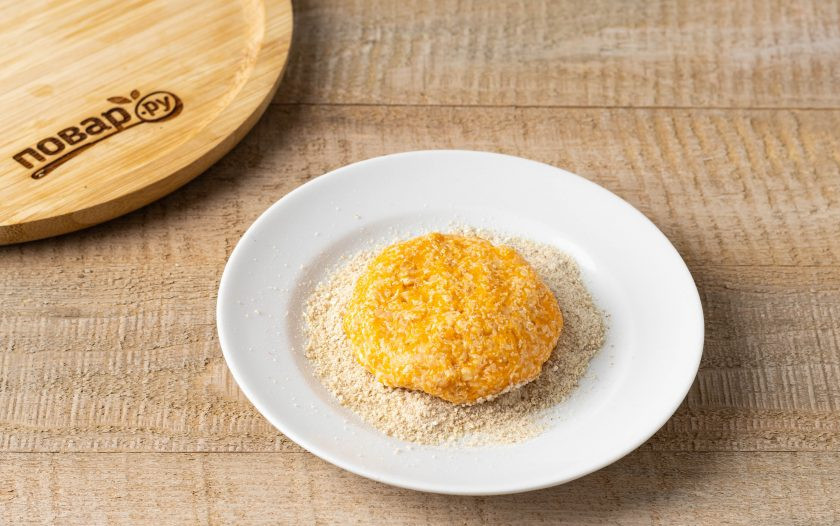 1. Этап. Котлеты из тыквы и манки: Сформируйте из получившейся массы котлетки. Обваляйте их в панировочных сухарях.