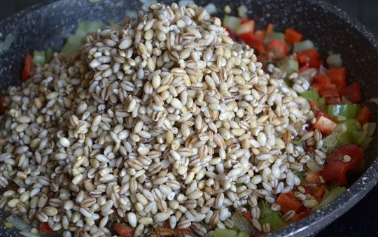 1. Этап. Гарнир из перловки с овощами: 7. Слейте воду с крупы, выложите ее к овощам.