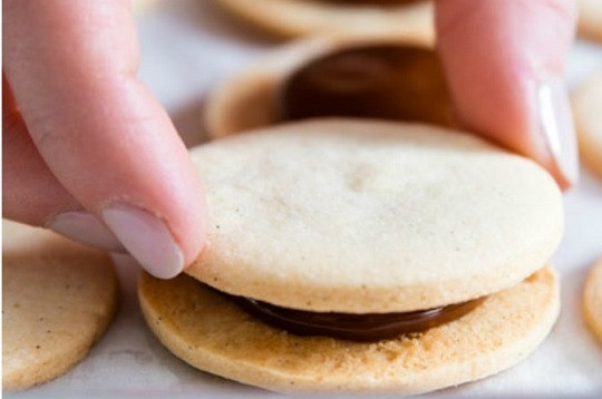 1. Этап. Рождественское печенье со сгущенкой: 6. Выпекайте печенье до румяности около 15 минут, затем немного остудите его. На одну печенюшку выложите сгущенку, накройте второй.