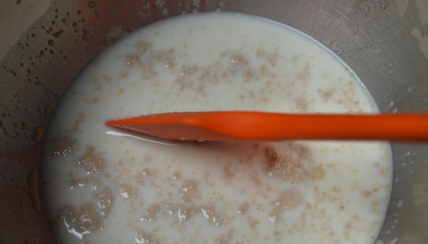 1. Этап. Дрожжевые ватрушки: В чашечку добавляем сухие дрожжи, размельчаем их руками, заливаем теплым молоком и добавляем ст. ложку сахара. Слегка перемешиваем. В течение 10 минут дрожжи и сахар должны полностью раствориться в молоке.