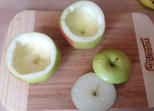 1. Этап. Яблоки, запеченные с джемом и бананом: 2. Яблоки тщательно вымоем, срезаем верхушку-крышечку. А сердцевину выскабливаем, оставляя стеночки.