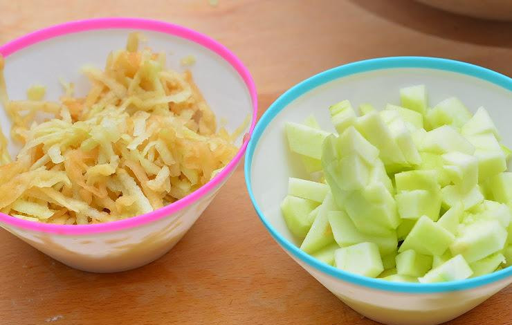 1. Этап. Яблочные сконы: Тем временем, занимаемся яблоками - половину натираем на крупной терке, а половину просто нарезаем на среднего размера кубики.