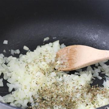 1. Этап. Суп с пельменями: Добавьте орегано.