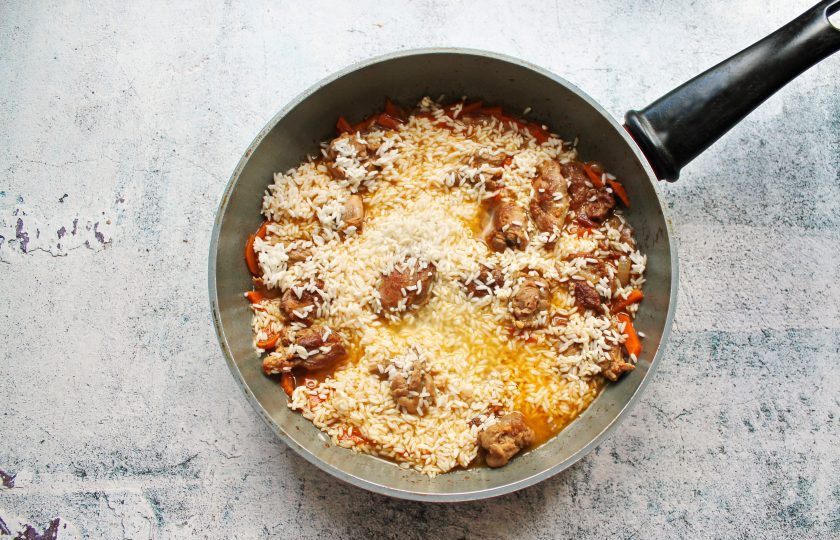 1. Этап. Плов с уткой и черносливом: Рис тщательно промойте до чистой воды и выложите в сковороду, разровняйте.