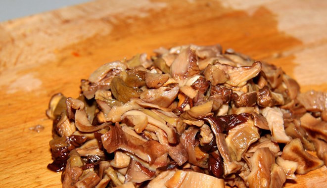 1. Этап. Штрудель с курицей и грибами: Грибы мелко режем.