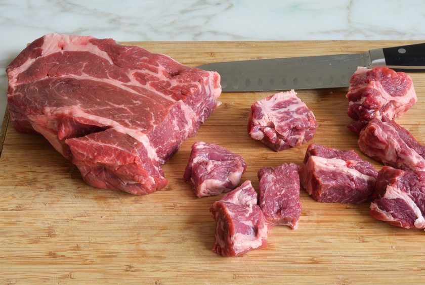 1. Этап. Жаркое из говядины с овощами: 1. Говядину вымойте, обсушите и нарежьте небольшими кусочками.