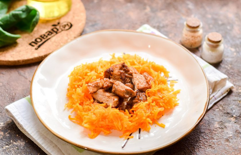 1. Этап. Салат Алматинский: В центр салатника выложите нарезанную курицу, вокруг курицы выложите слой моркови.