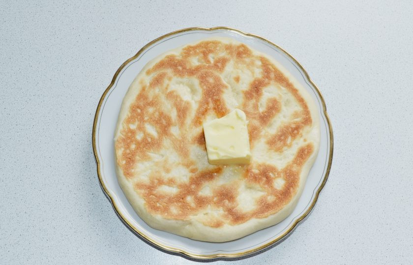 1. Этап. Хачапури с курицей: На горячие хачапури выложите по кусочку сливочного масла.