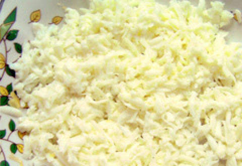 1. Этап. Салат Подсолнух с курицей: Яйца варим вкрутую, очищаем, отделяем желтки от белков. Белки натираем на терке, а желтки разминаем вилкой.