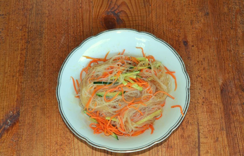 1. Этап. Фунчоза с огурцом и морковью: Перемешайте все. Перед подачей можно дополнить фунчозу зеленью или кунжутом.