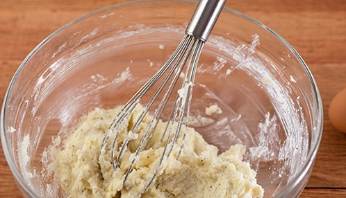 1. Этап. Домашнее печенье на сметане: Размягчите масло при комнатной температуре и соедините его с обычным и ванильным сахаром. Разотрите смесь.