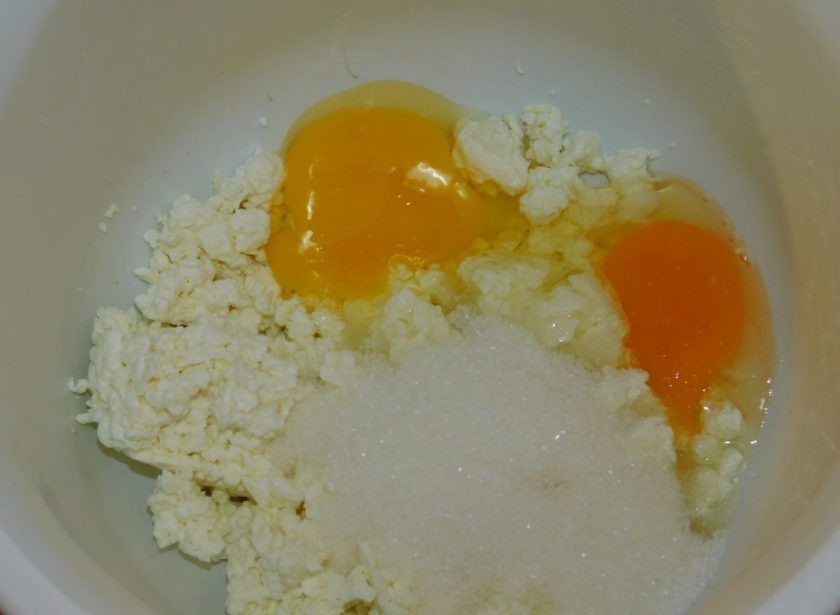 1. Этап. Нежные оладьи с творогом: Соедините творог с сахаром и яйцами.