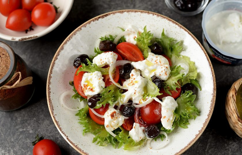 1. Этап. Страчателла с помидорами: Чуть посыпьте морской солью, полейте оливковым маслом первого отжима и посыпьте копченой паприкой или сухим орегано.